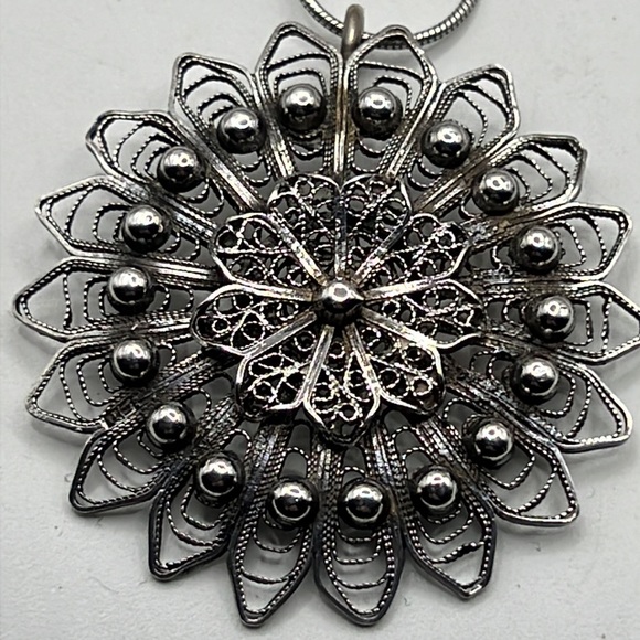 ANTIQUE STERLING SILVER FILIGREE ROUND FLORAL PENDANT ON 20” SNAKE CHAIN - Picture 3 of 9